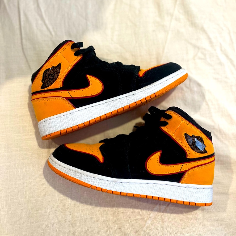 Air Jordan mid 

Women’s 7.5

Great condition